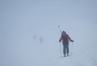 Failure on Jiehkkevarri – Or, how we climbed and skied the normal route on Holmbuktstind in a snowstorm