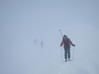Failure on Jiehkkevarri – Or, how we climbed and skied the normal route on Holmbuktstind in a snowstorm